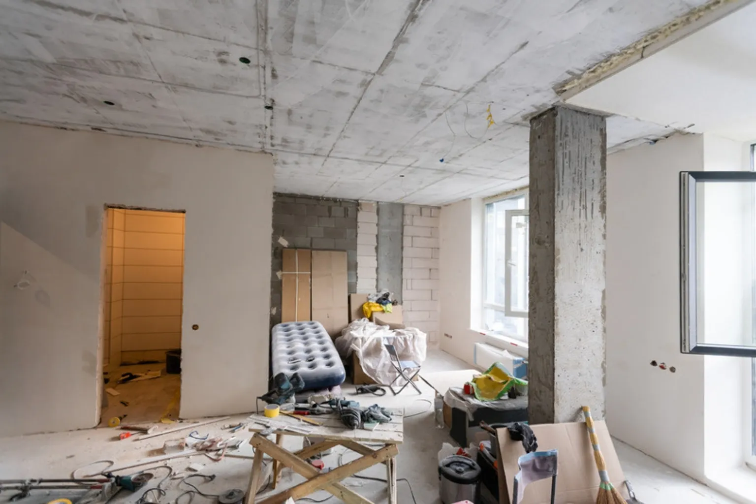 Lejlighed med værktøj og materialer midt i ombygningen